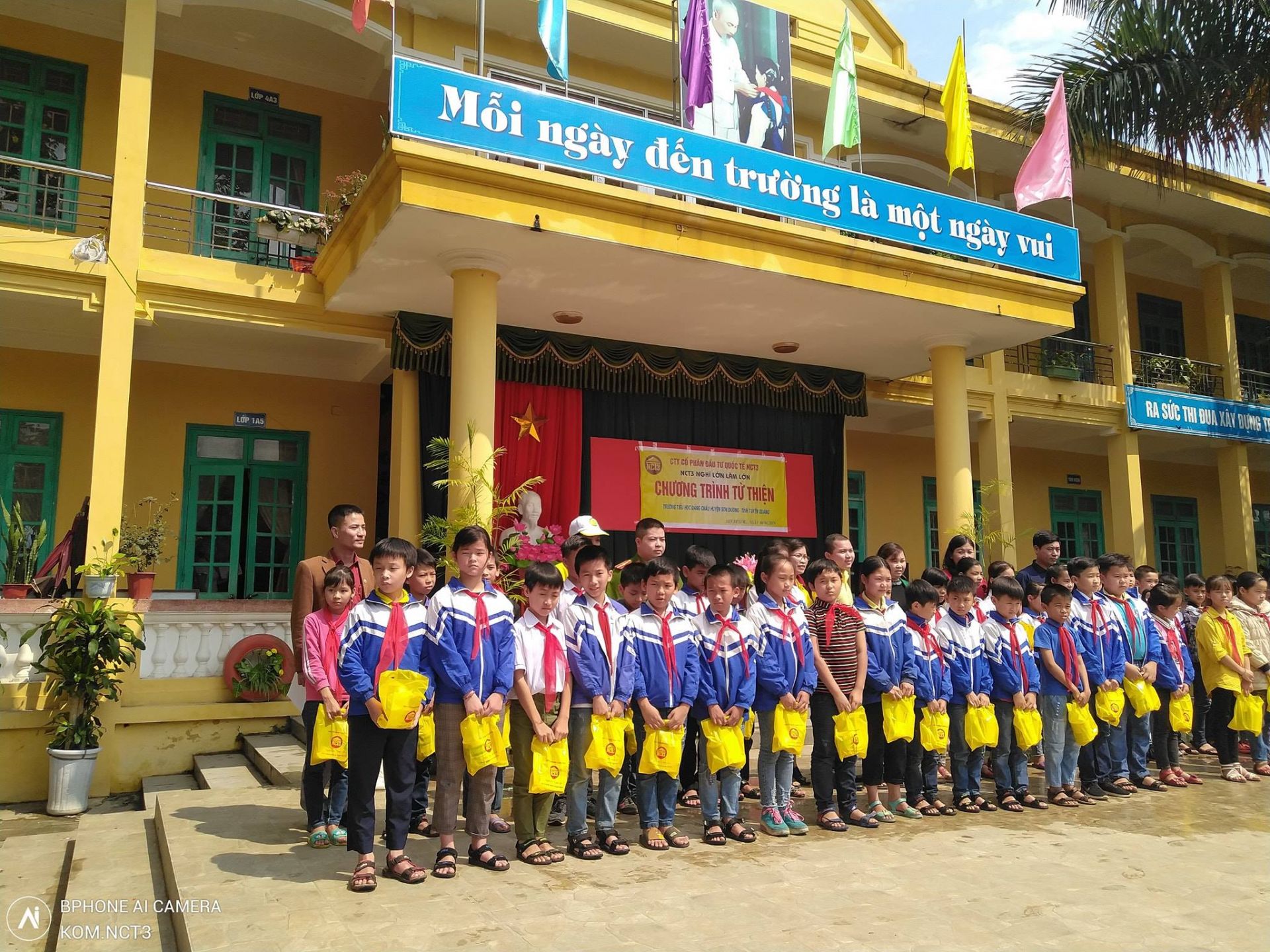 Ban Lãnh Đạo Công Ty CP Đầu Tư Quốc Tế NCT3 Cùng Tổng Đại Lý Và Nhà Phân Phối Đi Từ Thiện Tặng 1.100.000.000₫ Cho Các Bé Trẻ Em Nghèo Tại Huyện Sơn Dương - Tỉnh Tuyên Quang