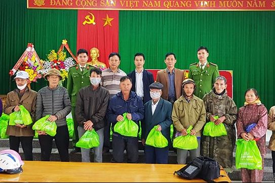 Mang yêu thương về nơi lũ đi qua