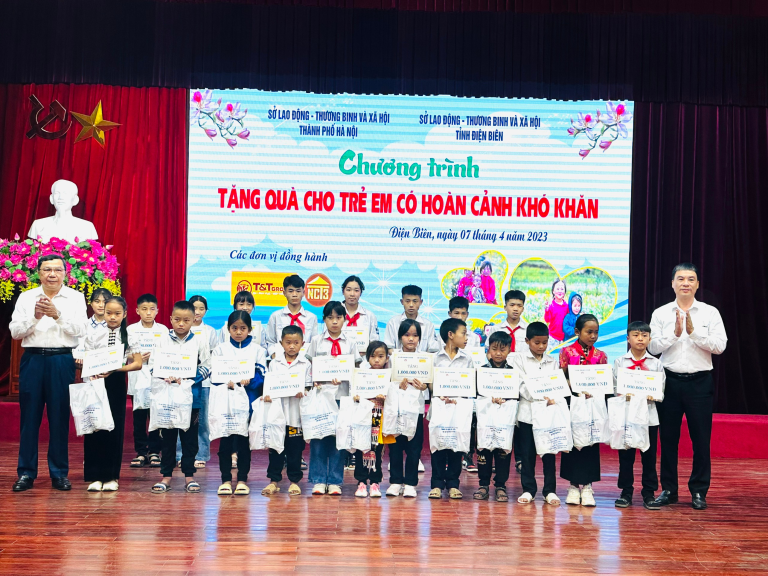 Ngày 7/4/2023, Sở Lao động – Thương binh và Xã hội Hà Nội phối hợp với Sở Lao động – Thương binh và Xã hội tỉnh Điện Biên tổ chức chương trình tặng quà cho trẻ em có hoàn cảnh khó khăn. Tham dự chương trình có đồng chí Nguyễn Tây Nam – Phó Giám đốc Sở Lao động, Thương binh và Xã hội Hà Nội, đồng chí Nguyễn Hữu Hoàng – Phó chủ tịch Hội Nông dân cùng các đồng chí đại diện lãnh đạo các phòng nghiệp vụ, các đơn vị trực thuộc, Công đoàn, Hội cựu chiến binh, Đoàn thanh niên Sở Lao động -TB&XH Hà Nội. Về phía tỉnh Điện Biên có đồng chí Mai Hồng Hà – Phó Giám đốc Sở Lao động – Thương binh và Xã hội cùng với các đồng chí lãnh đạo các phòng của Sở.
