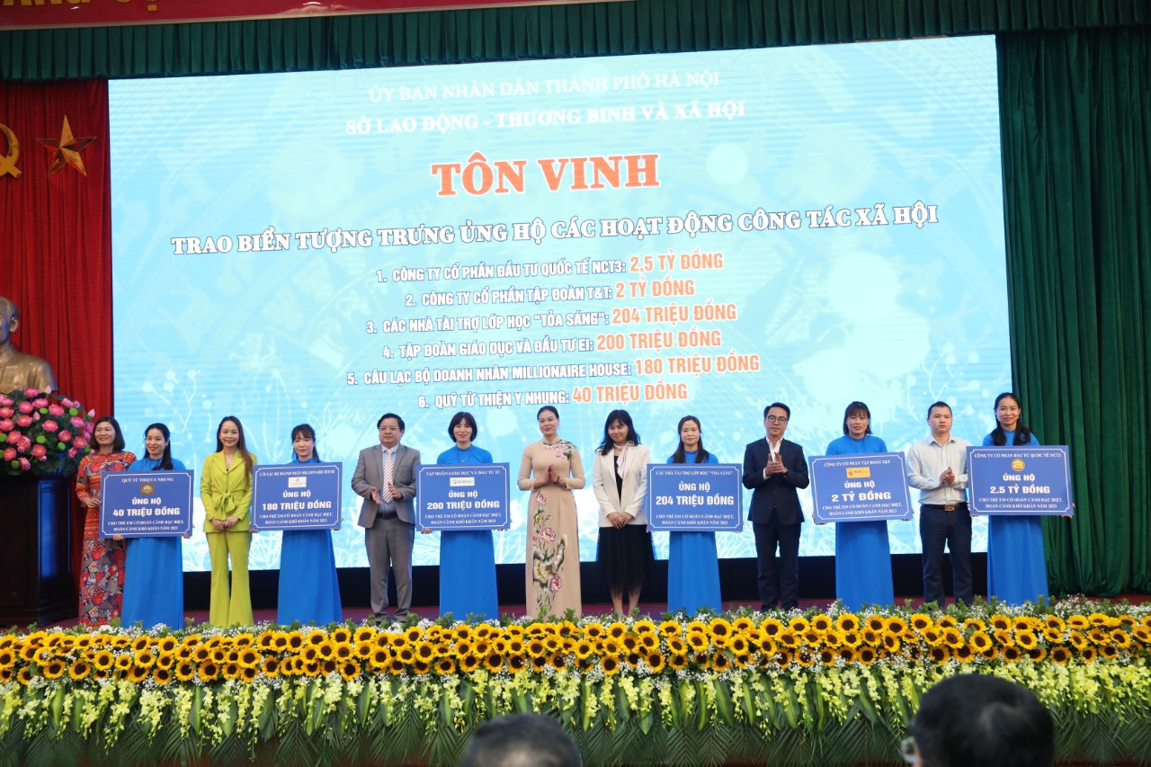 LỄ TÔN VINH Các Tổ Chức Doanh Nghiệp, Doanh Nhân Có Đóng Góp Tích Cực Trong Hoạt Động Công Tác Xã Hội