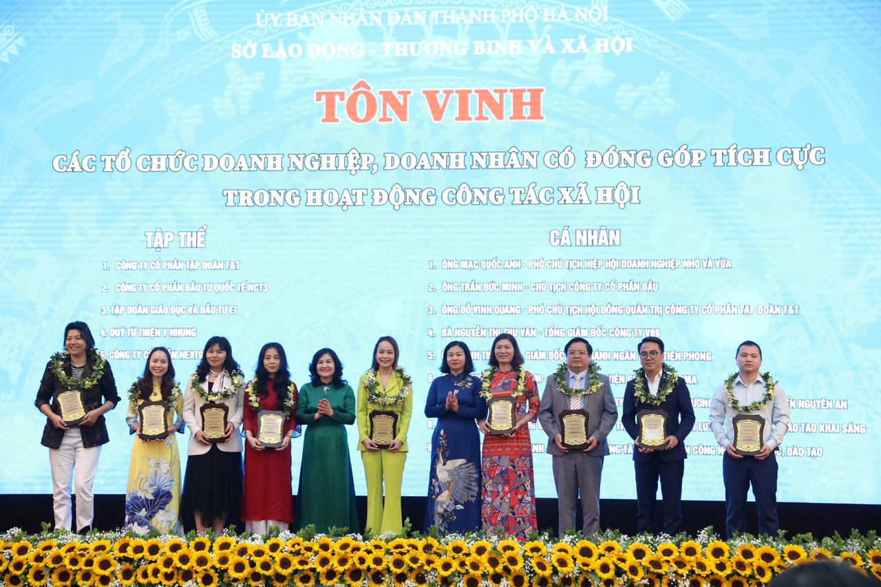 LỄ TÔN VINH Các Tổ Chức Doanh Nghiệp, Doanh Nhân Có Đóng Góp Tích Cực Trong Hoạt Động Công Tác Xã Hội
